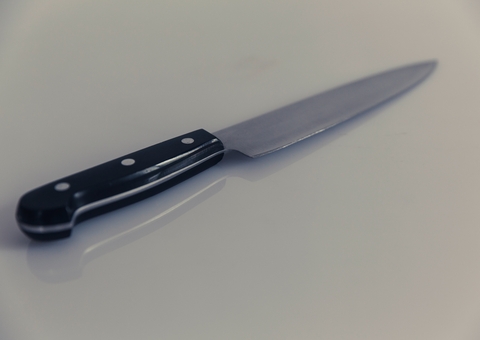 Por não aceitar separação, homem dá facada na ex ao encontrá-la em festa no Amazonas