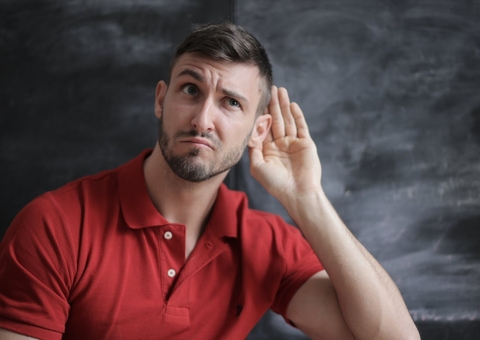 Pessoas com perda auditiva têm maior risco de desenvolver demências; diz estudo