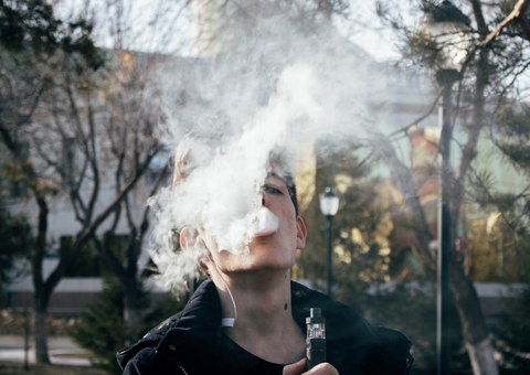 Cigarro eletrônico é  mais prejudicial e pode desencadear doenças oculares