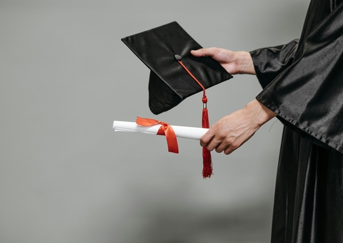 Universitária é investigada por gastar quase R$ 77 mil de formatura em apostas online