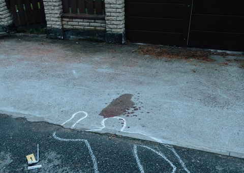 Baleado várias vezes, jovem se arrasta por rua em busca de ajuda em Manaus