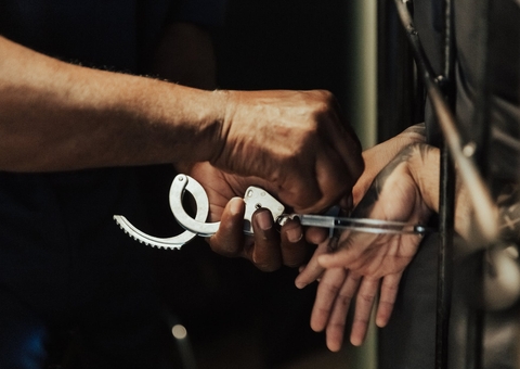 Homem invade e assalta ônibus com facão em Manaus 