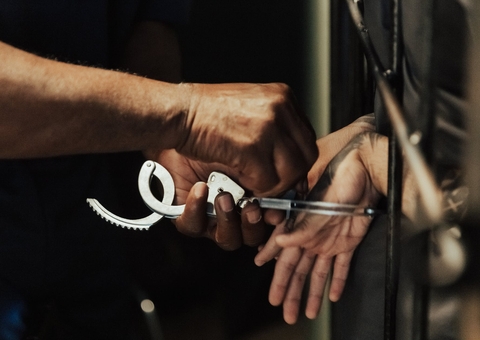 Homem é preso por stalkear e ameaçar ex-esposa em Manaus