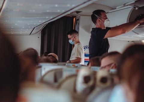 Uso de máscaras em voos e aeroportos volta a ser obrigatório no Brasil