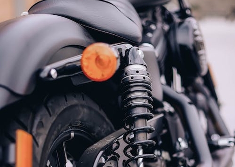 Mulher morre ao ser lançada de moto em acidente com carro em Manaus