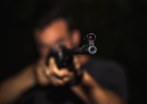 Suspeito de ser membro de facção, homem é preso com rifles no Amazonas