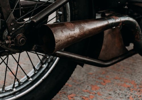 Homem morre após bater em buraco e cair de moto em rua de Manaus 