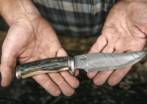 Mulher é presa suspeita esfaquear idoso no rosto e apunhalar PM no Amazonas