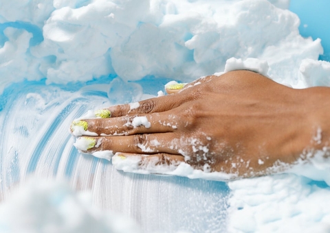 Casal tenta embarcar para Dubai com cocaína escondida em frascos de espuma para barbear