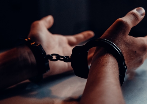 Homem é preso com 'peixeira' após roubar carro de motorista de app em Manaus