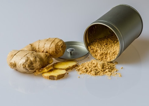 Conheça o chá que combate o desconforto do refluxo e dores de estômago