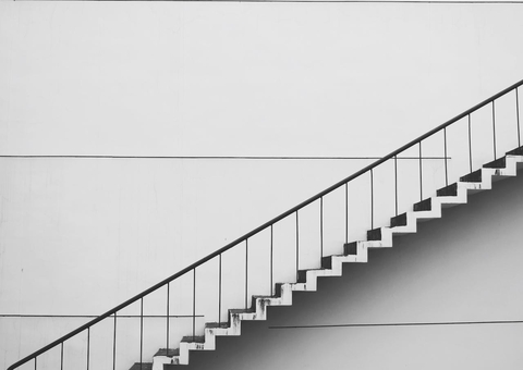 Subir escadas reduz pela metade incidentes cardiovasculares; entenda