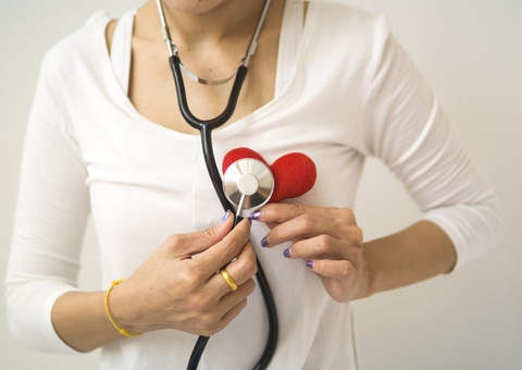 Qual a diferença entre infartos em jovens e idosos?