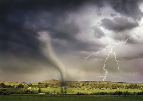 Família encontra bebê intacto após ser levado por tornado nos EUA