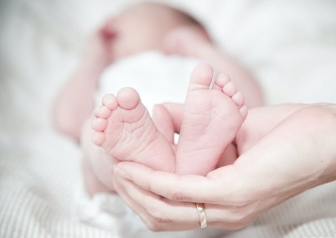 Bebê morre após mãe a colocar para dormir dentro de forno