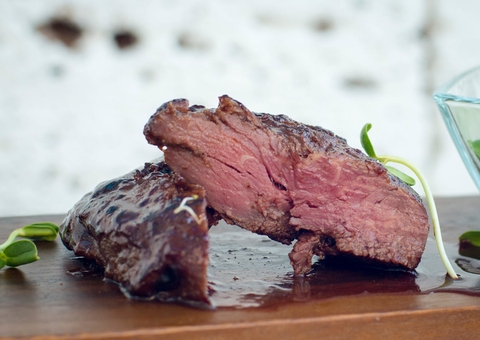 Alto consumo de carne vermelha está entre as principais causas de câncer de intestino