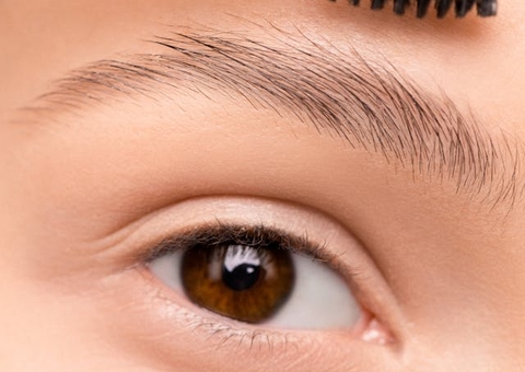 Oftalmologista alerta para riscos de micropigmentação nas sobrancelhas