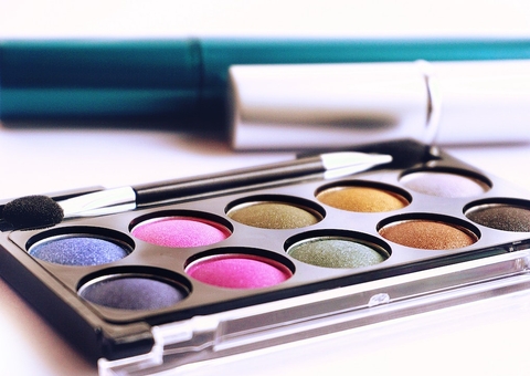 Acne e conjuntivite: Maquiagem vencida pode causar estragos, alerta especialista