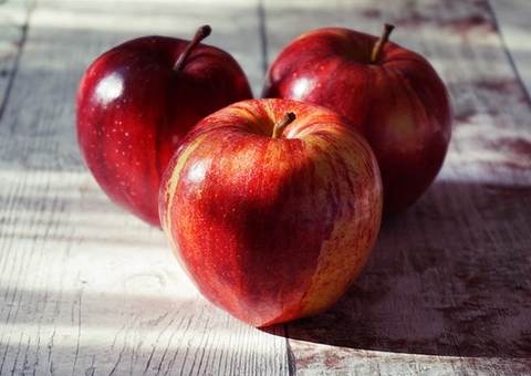 Comer uma maçã por dia previne 5 tipos de câncer; conheça mais benefícios