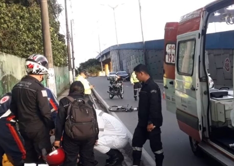 Homem é lançado de bicicleta durante atropelamento em Manaus