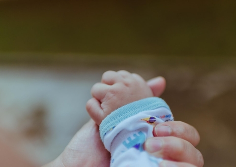 Juiz determina que hospital e plano internem imediatamente bebê com covid-19 em Manaus