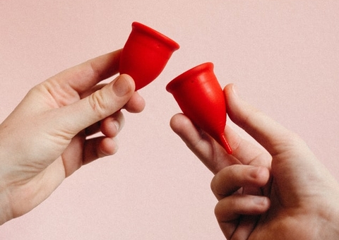 Mulheres trocam absorventes descartáveis por itens ecologicamente corretos