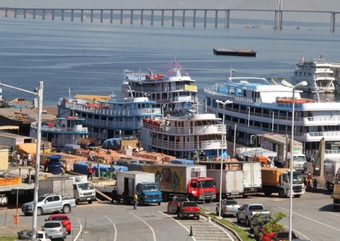 Polícia apreende drogas escondidas em barco em porto de Manaus