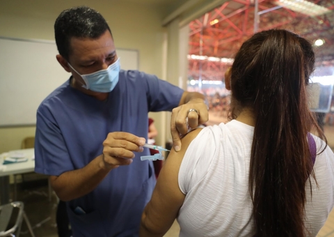 Público de 23 anos recebe vacina contra a covid-19 hoje em Manaus