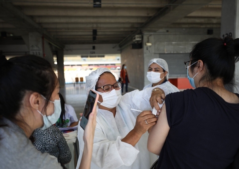 Vacinação reduz em 51% o número de internações de idosos por covid no Amazonas