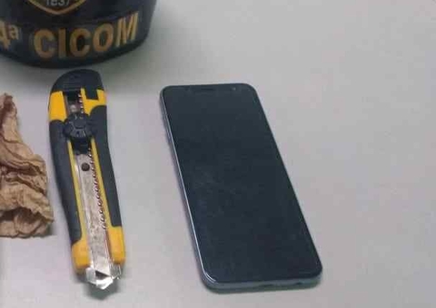 Mulher tem celular roubado enquanto baixava aplicativo no Centro de Manaus 