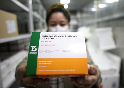 Amazonas recebe novo lote para abastecer estoque de vacinas contra a covid