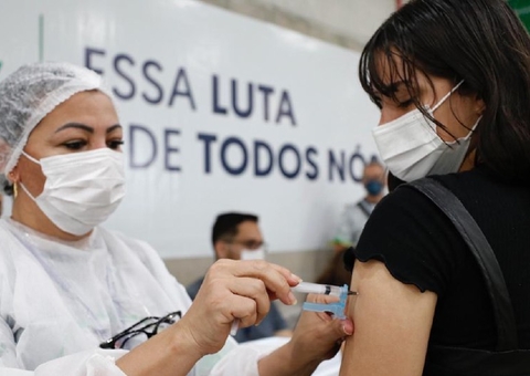 Mutirão de vacinação supera meta e imuniza mais de 73 mil pessoas em Manaus