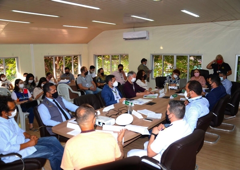 Ipaam discute estratégias de ordenamento para flutuantes na orla de Manaus