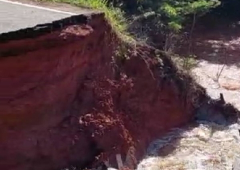 Trecho da BR-319 desaba e bloqueia trânsito; Veja vídeos