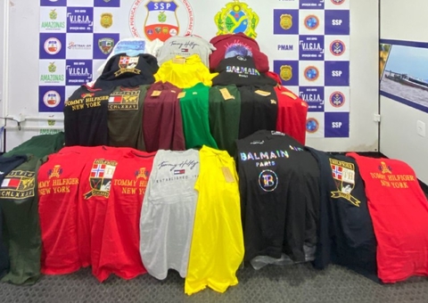 Camisas falsificadas, avaliadas em R$61 mil, são apreendidas em embarcação no Amazonas