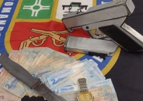 Dupla é presa com peixeira e arma falsa após assaltar ônibus em Manaus