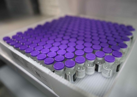 Lote com quase 55 mil doses de vacina da Pfizer chega ao Amazonas