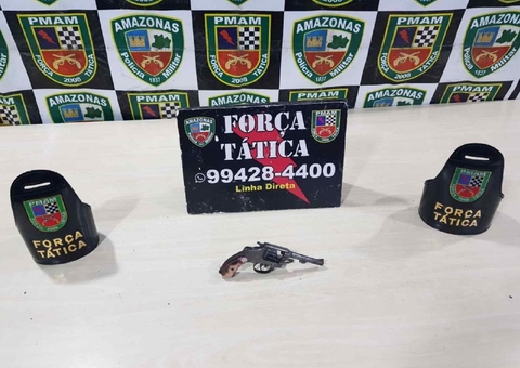 Criminosos abandonam armas no meio da rua ao fugirem da polícia em Manaus