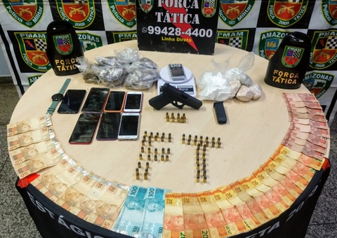 Em moto roubada, dupla é presa suspeita de tráfico de drogas em Manaus