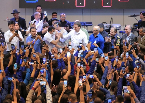 Bolsonaro participa da formatura de novos policiais militares em Manaus; veja vídeo