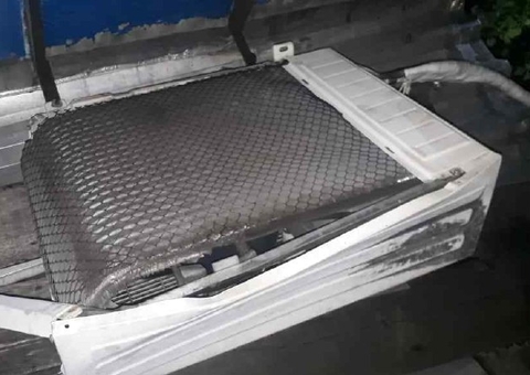 'Homem-Aranha do mal' é preso ao escalar telhado para roubar comércio em Manaus