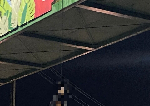 Corpo de homem encapuzado é pendurado em passarela de Manaus