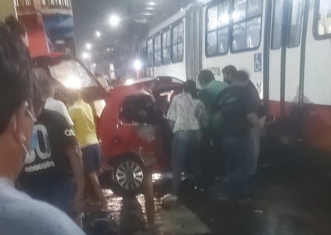 Grave acidente entre carro e ônibus da linha 448 deixa 2 pessoas feridas em Manaus