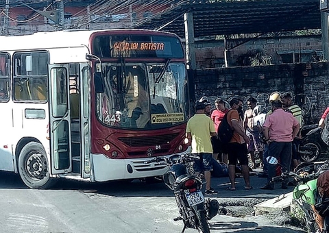 Mulher quebra o braço em acidente entre ônibus e motocicleta em Manaus