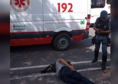 Motociclista quebra a perna após bater em Kombi em avenida de Manaus
