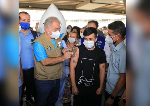 Ministro da Saúde visita posto da vacinação e Centro de testagem da Covid em Manaus