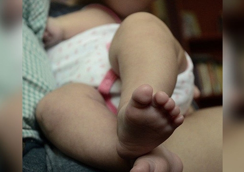 Recém-nascido morre após mãe dormir sobre ele durante amamentação, no Amazonas