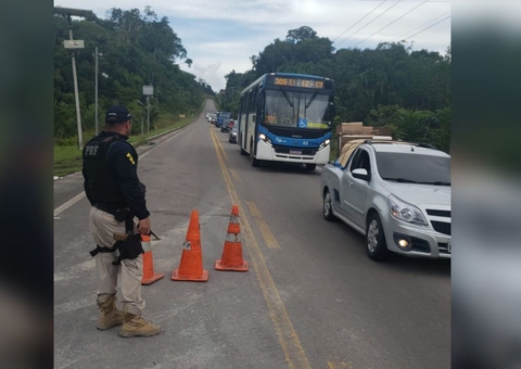 BR-174 segue interditada para remoção de combustível de caminhão que tombou na pista