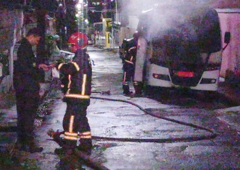 Micro-ônibus pega fogo e assusta moradores do Alvorada, em Manaus