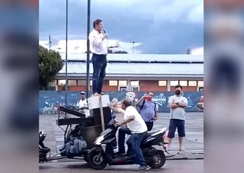 Bolsonarista tenta derrubar José Ricardo durante discurso no Amazonas; Vídeo